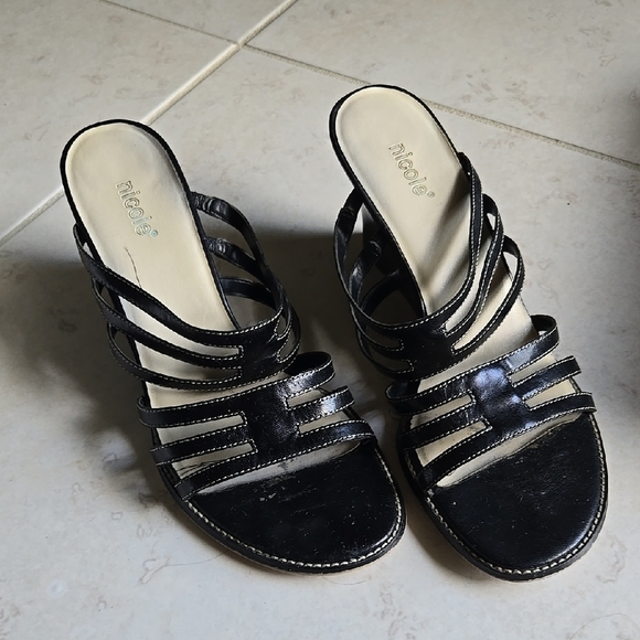 Nicole Padlock Black Leather Strappy Wedge Sandals. Size 9 - Picture 9 of 9